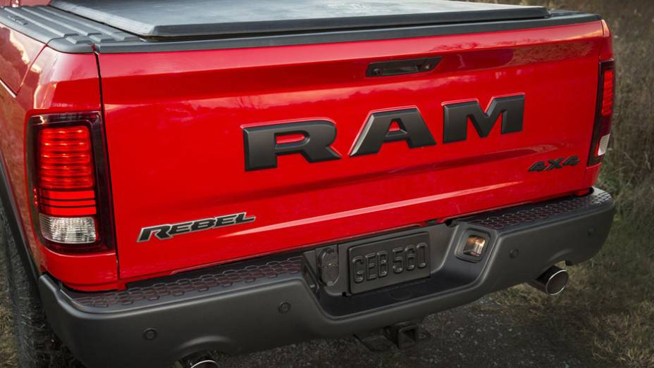 Tampa traseira coberta por nomes da marca, modelo e versão da picape | <a href="https://quatrorodas.abril.com.br/noticias/saloes/detroit-2015/ram-revela-picape-1500-rebel-2015-825402.shtml" rel="migration">Leia mais</a>