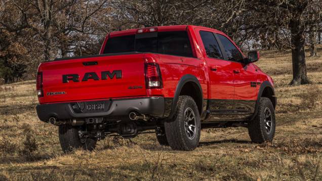 Vão livre para o chão de 26 cm, o maior da categoria | <a href="https://quatrorodas.abril.com.br/noticias/saloes/detroit-2015/ram-revela-picape-1500-rebel-2015-825402.shtml" rel="migration">Leia mais</a> Vão livre para o chão de 26 cm, o maior da categoria | <a href="https://quatrorodas.abril.com.br/noticias/saloes/detroit-2015/ram-revela-picape-1500-rebel-2015-825402.shtml" rel="migration">Leia mais</a>