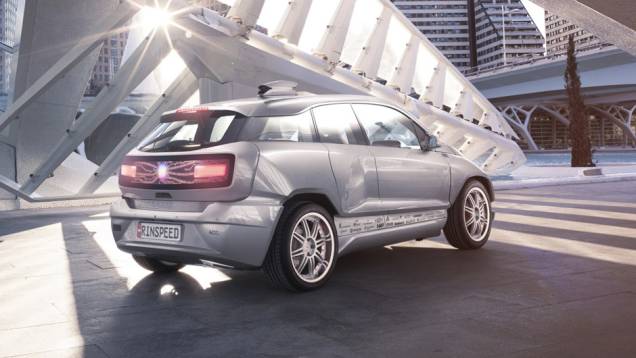 Carroceria esportiva conta com paineis que integram luzes de alerta do veículo | <a href="https://quatrorodas.abril.com.br/noticias/saloes/genebra-2015/rinspeed-transforma-bmw-i3-algo-ainda-mais-futurista-838080.shtml" rel="migration">Leia mais</a> Carroceria esportiva conta com paineis que integram luzes de alerta do veículo | <a href="https://quatrorodas.abril.com.br/noticias/saloes/genebra-2015/rinspeed-transforma-bmw-i3-algo-ainda-mais-futurista-838080.shtml" rel="migration">Leia mais</a>
