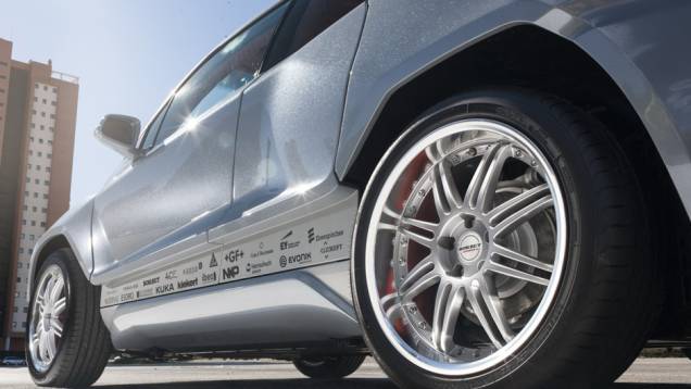 Destaque para pintura metalizada e os logos de todas empresas envolvidas no trabalho da Rinspeed | <a href="https://quatrorodas.abril.com.br/noticias/saloes/genebra-2015/rinspeed-transforma-bmw-i3-algo-ainda-mais-futurista-838080.shtml" rel="migration">Leia mais</a> Destaque para pintura metalizada e os logos de todas empresas envolvidas no trabalho da Rinspeed | <a href="https://quatrorodas.abril.com.br/noticias/saloes/genebra-2015/rinspeed-transforma-bmw-i3-algo-ainda-mais-futurista-838080.shtml" rel="migration">Leia mais</a>
