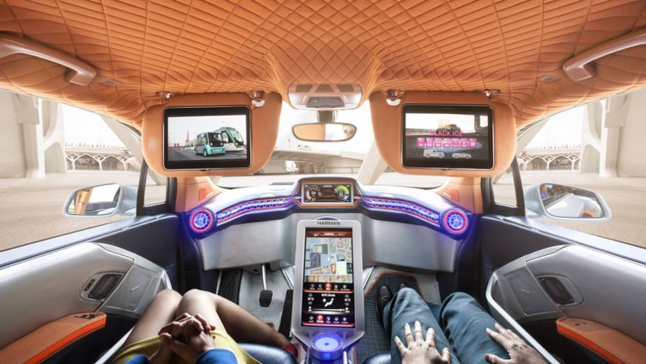 Interior parece uma nave espacial com grandes telas do sistema de entretenimento e informação | <a href="https://quatrorodas.abril.com.br/noticias/saloes/genebra-2015/rinspeed-transforma-bmw-i3-algo-ainda-mais-futurista-838080.shtml" rel="migration">Leia mais</a>