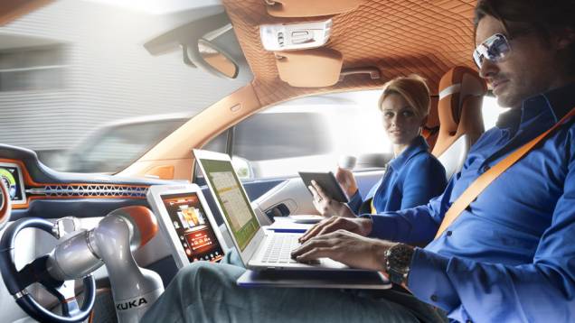 Com a direção autônoma ativada, conforto para os dois ocupantes se distraírem no trajeto | <a href="https://quatrorodas.abril.com.br/noticias/saloes/genebra-2015/rinspeed-transforma-bmw-i3-algo-ainda-mais-futurista-838080.shtml" rel="migration">Leia mais</a> Com a direção autônoma ativada, conforto para os dois ocupantes se distraírem no trajeto | <a href="https://quatrorodas.abril.com.br/noticias/saloes/genebra-2015/rinspeed-transforma-bmw-i3-algo-ainda-mais-futurista-838080.shtml" rel="migration">Leia mais</a>