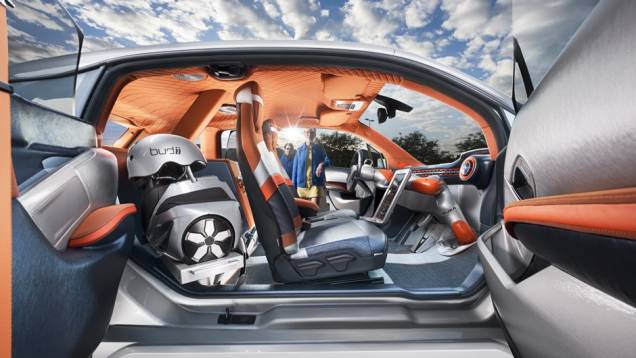 Carro vem com dois patinetes elétricos atrás e conta ainda com portas suicidas | <a href="https://quatrorodas.abril.com.br/noticias/saloes/genebra-2015/rinspeed-transforma-bmw-i3-algo-ainda-mais-futurista-838080.shtml" rel="migration">Leia mais</a> Carro vem com dois patinetes elétricos atrás e conta ainda com portas suicidas | <a href="https://quatrorodas.abril.com.br/noticias/saloes/genebra-2015/rinspeed-transforma-bmw-i3-algo-ainda-mais-futurista-838080.shtml" rel="migration">Leia mais</a>