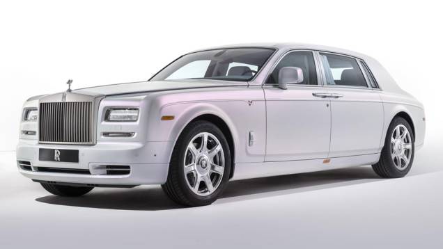 Edição do Phantom chamada Serenity tem a pintura mais cara já feita pela montadora| <a href="https://quatrorodas.abril.com.br/noticias/saloes/genebra-2015/rolls-royce-phantom-serenity-revelado-genebra-842986.shtml" target="_blank" rel="migration">Leia mais</a> Edição do Phantom chamada Serenity tem a pintura mais cara já feita pela montadora| <a href="https://quatrorodas.abril.com.br/noticias/saloes/genebra-2015/rolls-royce-phantom-serenity-revelado-genebra-842986.shtml" target="_blank" rel="migration">Leia mais</a>