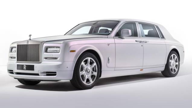 Edição do Phantom chamada Serenity tem a pintura mais cara já feita pela montadora| <a href="https://quatrorodas.abril.com.br/noticias/saloes/genebra-2015/rolls-royce-phantom-serenity-revelado-genebra-842986.shtml" target="_blank" rel="migration">Leia mais</a>