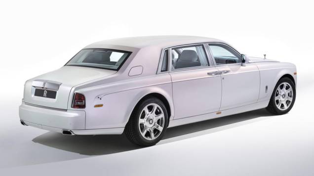 Ao todo foram 12 horas de trabalho apenas para polir | <a href="https://quatrorodas.abril.com.br/noticias/saloes/genebra-2015/rolls-royce-phantom-serenity-revelado-genebra-842986.shtml" target="_blank" rel="migration">Leia mais</a>