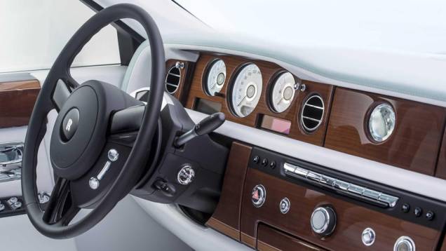 Capricho não foi só do lado de fora. Dentro da cabine o acabamento é em madeira defumada | <a href="https://quatrorodas.abril.com.br/noticias/saloes/genebra-2015/rolls-royce-phantom-serenity-revelado-genebra-842986.shtml" target="_blank" rel="migration">Leia mais</a> Capricho não foi só do lado de fora. Dentro da cabine o acabamento é em madeira defumada | <a href="https://quatrorodas.abril.com.br/noticias/saloes/genebra-2015/rolls-royce-phantom-serenity-revelado-genebra-842986.shtml" target="_blank" rel="migration">Leia mais</a>