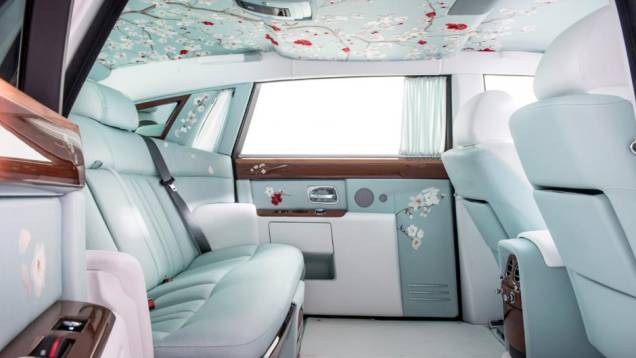 Seda chinesa foi usada para o estofamento, e flores foram pintadas dando um visual tranquilo ao luxuoso sedã | <a href="https://quatrorodas.abril.com.br/noticias/saloes/genebra-2015/rolls-royce-phantom-serenity-revelado-genebra-842986.shtml" target="_blank" rel="migration">Le</a>