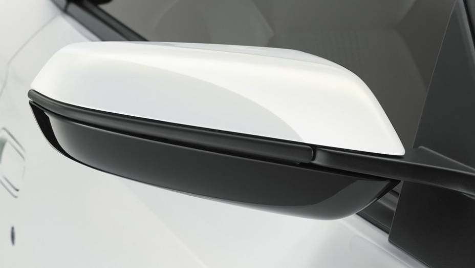 Visual bem acabado em branco perolado e detalhes em preto pela carroceria, como no retrovisor em dois tons | <a href="https://quatrorodas.abril.com.br/noticias/fabricantes/honda-revela-s660-concept-edition-851940.shtml" target="_blank" rel="migration">Leia mais</a>