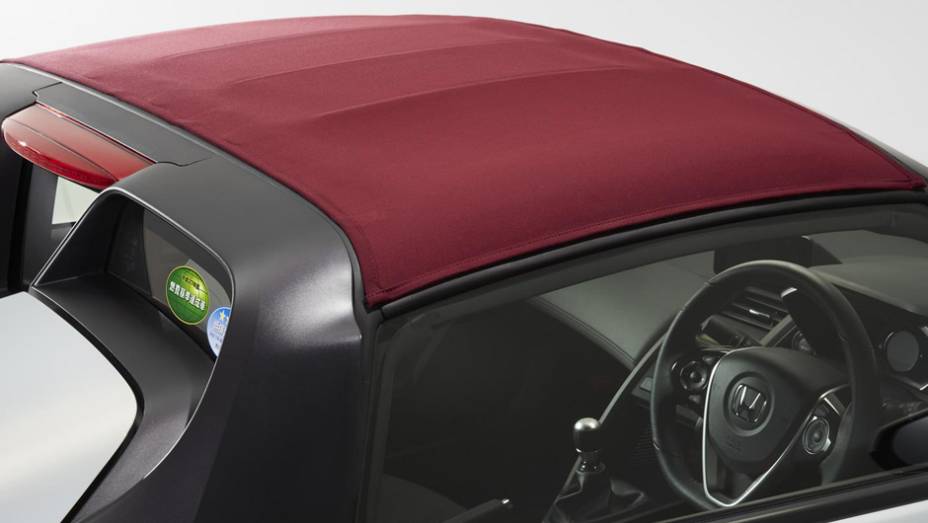 Teto em tecido virá na cor vermelha Bourdeaux | <a href="https://quatrorodas.abril.com.br/noticias/fabricantes/honda-revela-s660-concept-edition-851940.shtml" target="_blank" rel="migration">Leia mais</a>