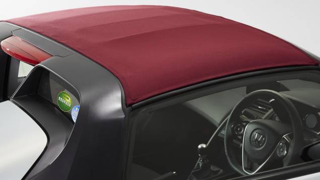 Teto em tecido virá na cor vermelha Bourdeaux | <a href="https://quatrorodas.abril.com.br/noticias/fabricantes/honda-revela-s660-concept-edition-851940.shtml" target="_blank" rel="migration">Leia mais</a> Teto em tecido virá na cor vermelha Bourdeaux | <a href="https://quatrorodas.abril.com.br/noticias/fabricantes/honda-revela-s660-concept-edition-851940.shtml" target="_blank" rel="migration">Leia mais</a>