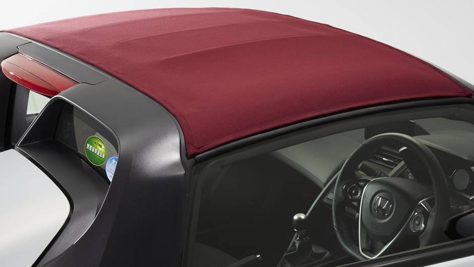 Teto em tecido vir&aacute; na cor vermelha Bourdeaux | <a href="https://quatrorodas.abril.com.br/noticias/fabricantes/honda-revela-s660-concept-edition-851940.shtml" target="_blank" rel="migration">Leia mais</a>