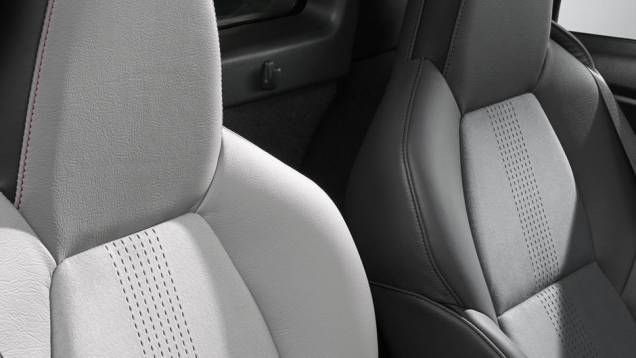 Bancos em dois tons, sendo preto/cinza claro para o motorista e preto/cinza escuro para o passeiro | <a href="https://quatrorodas.abril.com.br/noticias/fabricantes/honda-revela-s660-concept-edition-851940.shtml" target="_blank" rel="migration">Leia mais</a> Bancos em dois tons, sendo preto/cinza claro para o motorista e preto/cinza escuro para o passeiro | <a href="https://quatrorodas.abril.com.br/noticias/fabricantes/honda-revela-s660-concept-edition-851940.shtml" target="_blank" rel="migration">Leia mais</a>