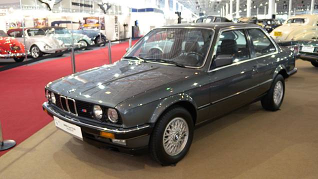 BMW 320i com o pacote da divisão esportiva M BMW 320i com o pacote da divisão esportiva M
