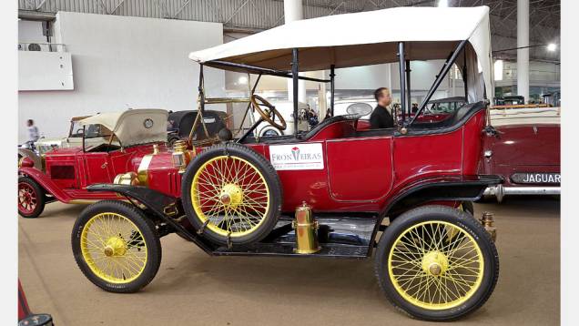 Ford T, o modelo mais antigo do salão, produzido em 1911