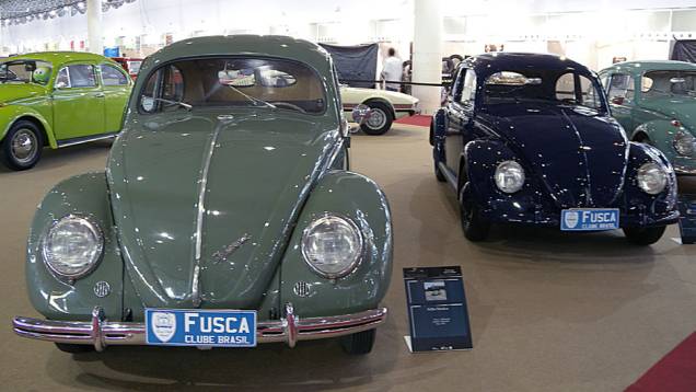 VW Fusca Sedan Luxo 1950 (esq.) e VW Fusca Standard 1955 (dir.)
