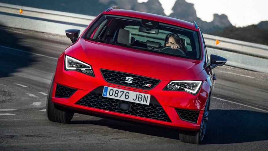 Em versões de 265 e 280 cavalos de potência | <a href="https://quatrorodas.abril.com.br/noticias/saloes/genebra-2015/seat-mostra-novo-leon-st-cupra-834202.shtml" rel="migration">Leia mais</a>