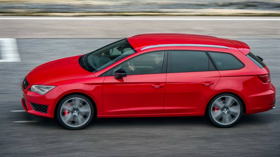 Transmissão pode ser DSG ou manual de seis marchas | <a href="https://quatrorodas.abril.com.br/noticias/saloes/genebra-2015/seat-mostra-novo-leon-st-cupra-834202.shtml" rel="migration">Leia mais</a>