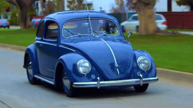 O primeiro episódio mostra um Volkswagen fabricado em 1952, equipado com um motor de 25 cv; o entrevistado é Larry David | <a href="https://quatrorodas.abril.com.br/noticias/entretenimento/jerry-seinfeld-estrela-talk-show-carros-antigos-704985.shtml" rel="migration">Leia ma</a>