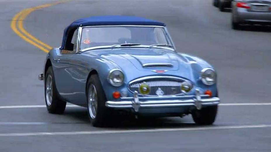 No segundo episódio, a estrela é um Austin Healey 3000 1967, um dos esportivo ingleses mais belos da história; quem acompanha o Austin é o também britânico Ricky Gervais | <a href="https://quatrorodas.abril.com.br/noticias/entretenimento/jerry-seinfeld-estr" rel="migration"></a>