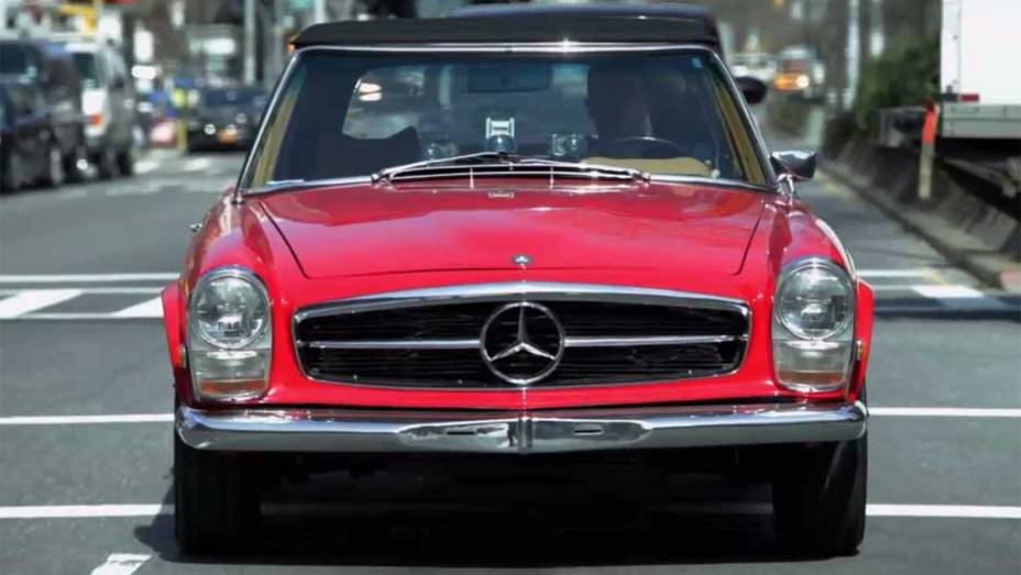 Um reluzente Mercedes-Benz 280 SL, com motor 2.8 de 170 cv, chama a atenção no episódio em que o renomado ator Alec Baldwin é o convidado | <a href="https://quatrorodas.abril.com.br/noticias/entretenimento/jerry-seinfeld-estrela-talk-show-carros-antigos-704" rel="migration"></a>