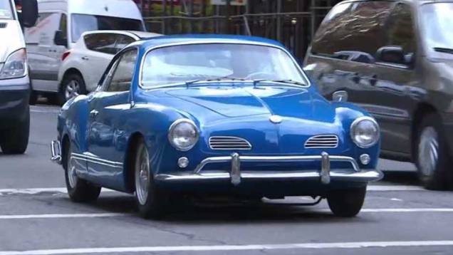 O raro VW Karmann-Ghia 1963 ficou ainda melhor com motor, suspensão e freios vindos do Porsche 912; sorte de Joel Hodgson, que pode desfrutar um passeio neste belo esportivo | <a href="https://quatrorodas.abril.com.br/noticias/entretenimento/jerry-seinfeld-" rel="migration"></a>