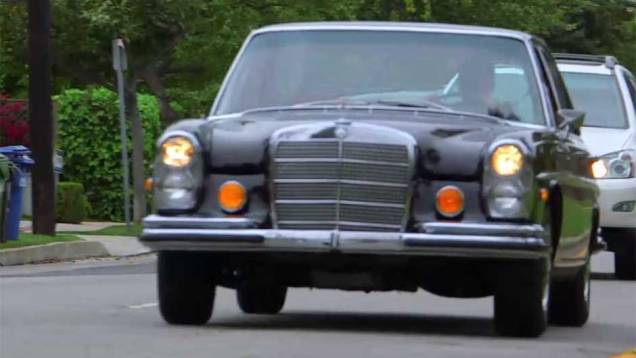 O classudo Mercedes-Benz SEL 6.3 V8, fabricado em 1970, tinha potência de sobra: 300 cv; o convidado do episódio foi Bob Einstein | <a href="https://quatrorodas.abril.com.br/noticias/entretenimento/jerry-seinfeld-estrela-talk-show-carros-antigos-704985.shtm" rel="migration"></a>