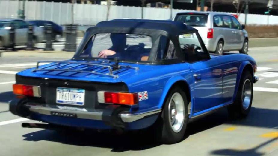 O belo Triumph TR6 1976 chamava atenção tanto pelo visual esportivo quanto pelo ronco que saía dos escapamentos | <a href="https://quatrorodas.abril.com.br/noticias/entretenimento/jerry-seinfeld-estrela-talk-show-carros-antigos-704985.shtml" rel="migration">Leia mais</a>