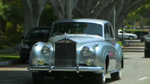 Seinfeld mostra ter bom gosto levando seu Rolls-Royce Silver Cloud II 1960 para passear; o sedã tinha um enorme motor V8 e imponência de sobra para desfilar pelas ruas | <a href="https://quatrorodas.abril.com.br/noticias/entretenimento/jerry-seinfeld-estrel" rel="migration"></a>