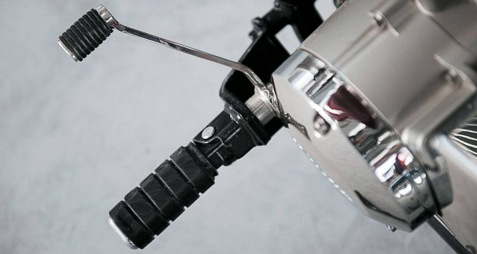 No lugar das plataformas da vers&atilde;o anterior, pedaleiras simples