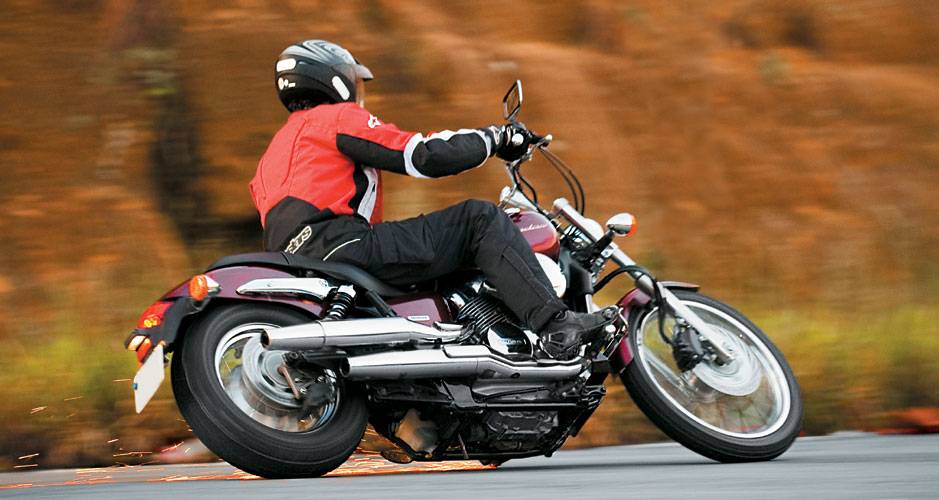 O comportamento geral da moto em curvas n&atilde;o mudou: continua fraco