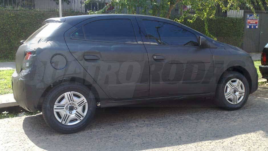 O &Ocirc;nix usar&aacute; vers&otilde;es evolu&iacute;das dos conhecidos motores 1.0 e 1.4 empregados no Celta; haver&aacute; tamb&eacute;m uma vers&atilde;o sed&atilde;, que deve tomar o lugar do Prisma | <a href="https://quatrorodas.abril.com.br/noticias/segredo/vergonha-chevrolet-onix-desfila-pelas-ruas-6991" rel="migration"></a>