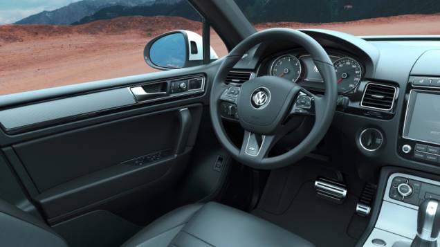 No interior, destaque para o volante multifuncional e para a central multimídia com GPS - <a href="https://quatrorodas.abril.com.br/noticias/fabricantes/vw-lanca-novos-jetta-touareg-840644.shtml" rel="migration">Leia mais</a>