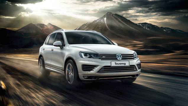 Versão topo de linha, R-Line tem para-choques exclusivos, rodas de aro 20 e frisos cromados - <a href="https://quatrorodas.abril.com.br/noticias/fabricantes/vw-lanca-novos-jetta-touareg-840644.shtml" rel="migration">Leia mais</a>