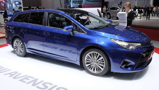 Avensis 2015 é reestilizado pela Toyota | <a href="https://quatrorodas.abril.com.br/noticias/saloes/genebra-2015/toyota-revela-avensis-2015-reestilizado-843116.shtml" target="_blank" rel="migration">Leia mais</a>