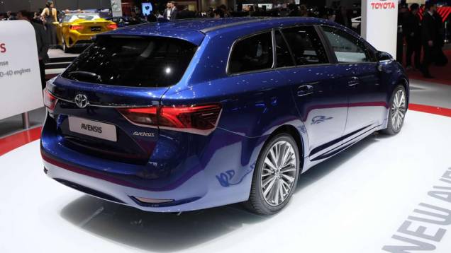 Modelo ganhou tapa no visual com luzes de LED, detalhes cromados e rodas novas | <a href="https://quatrorodas.abril.com.br/noticias/saloes/genebra-2015/toyota-revela-avensis-2015-reestilizado-843116.shtml" target="_blank" rel="migration">Leia mais</a> Modelo ganhou tapa no visual com luzes de LED, detalhes cromados e rodas novas | <a href="https://quatrorodas.abril.com.br/noticias/saloes/genebra-2015/toyota-revela-avensis-2015-reestilizado-843116.shtml" target="_blank" rel="migration">Leia mais</a>