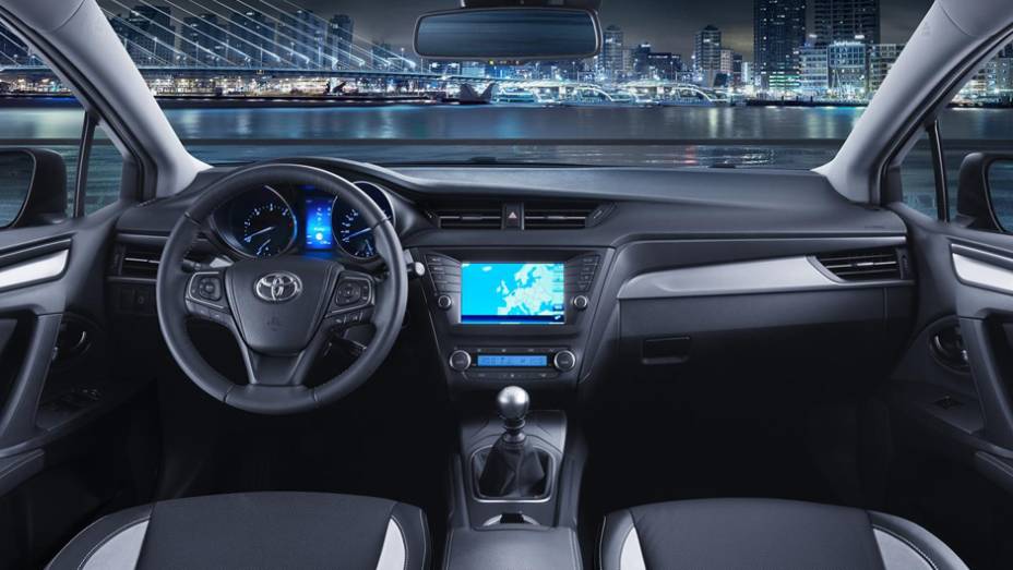 Internamente o carro ganhou materiais mais nobres, melhor isolamento acústico e tela no painel, além de novo volante | <a href="https://quatrorodas.abril.com.br/noticias/saloes/genebra-2015/toyota-revela-avensis-2015-reestilizado-843116.shtml" target="_blank" rel="migration"></a>