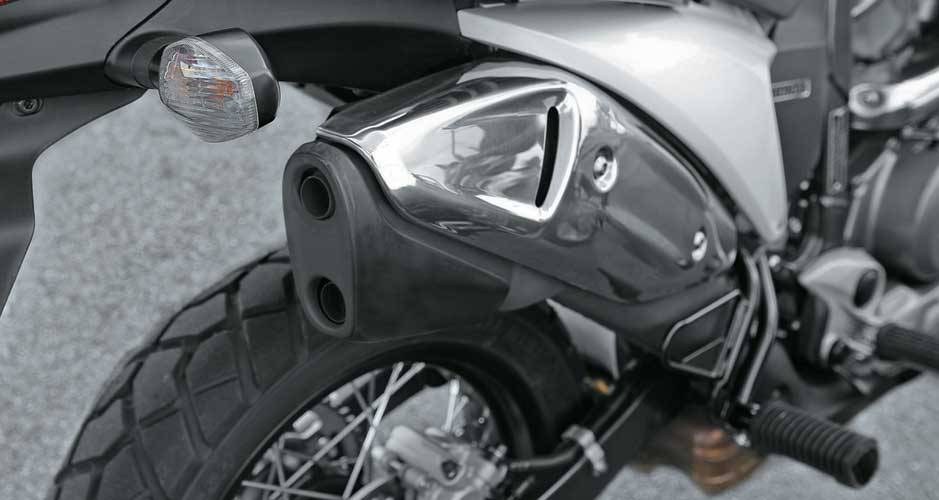 Detalhes cuidadosos: ponteira de escape dupla recoberta com a&ccedil;o inox