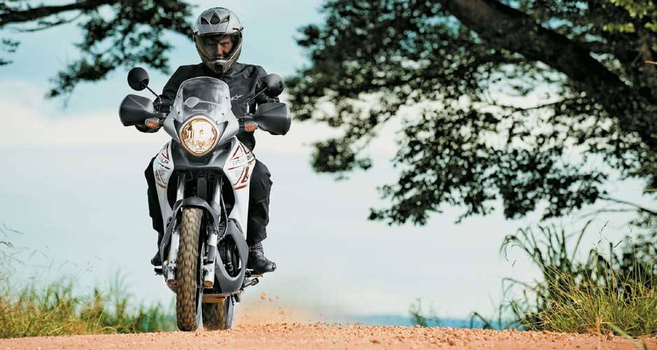 A Transalp n&atilde;o &eacute; mais uma trail de verdade, embora encare a terra