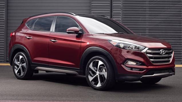 Pelo lado de fora, a mudança acontece apenas nas luzes de LED para uso diurno | <a href="https://quatrorodas.abril.com.br/noticias/saloes/new-york-2015/hyundai-mostra-tucson-mercado-norte-americano-852540.shtml" target="_blank" rel="migration">Leia mais</a> Pelo lado de fora, a mudança acontece apenas nas luzes de LED para uso diurno | <a href="https://quatrorodas.abril.com.br/noticias/saloes/new-york-2015/hyundai-mostra-tucson-mercado-norte-americano-852540.shtml" target="_blank" rel="migration">Leia mais</a>