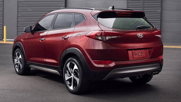 São duas opções de motores a gasolina: 2.0 de quatro cilindros e 166cv e 1.6 turbo de 177cv | <a href="https://quatrorodas.abril.com.br/noticias/saloes/new-york-2015/hyundai-mostra-tucson-mercado-norte-americano-852540.shtml" target="_blank" rel="migration">Leia mais</a>