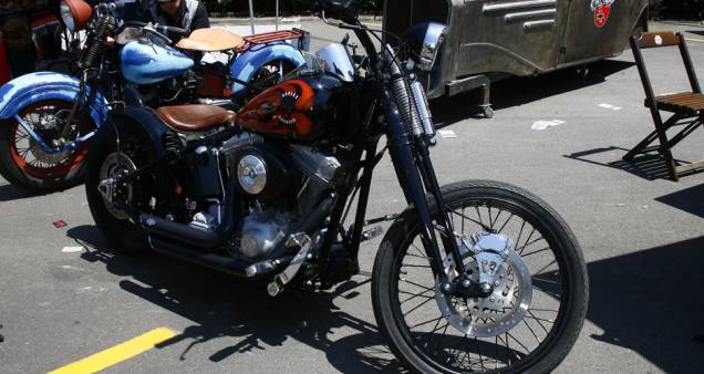Harley-Davidson choppper com mola sob o selin de couro e frente springer com amortecedor sob o farol | <a href="https://quatrorodas.abril.com.br/moto/noticias/two-wheels-brazil-reune-fabricantes-nacionais-americanos-motos-vintage-644346.shtml" rel="migration">Leia mais</a>