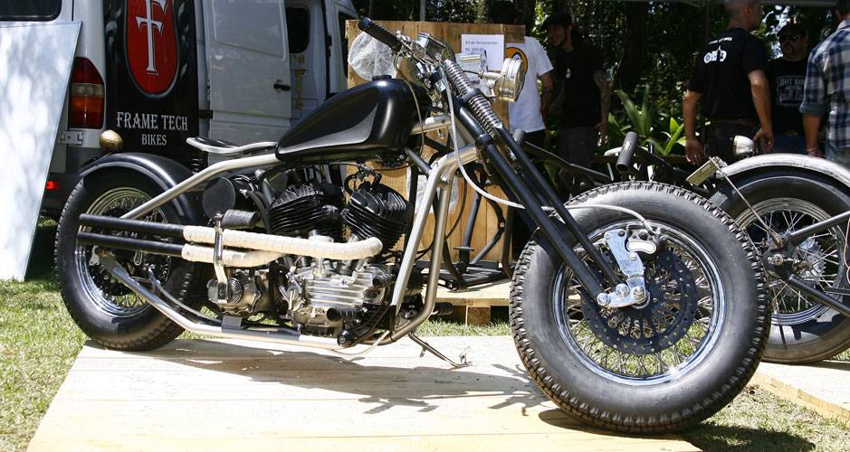 Chopper com motor V2 antigo e chassi artesanal "rabo duro" (sem suspens&atilde;o na traseira), com frente springer | <a href="https://quatrorodas.abril.com.br/moto/noticias/two-wheels-brazil-reune-fabricantes-nacionais-americanos-motos-vintage-644346.shtml" rel="migration">Leia ma</a>