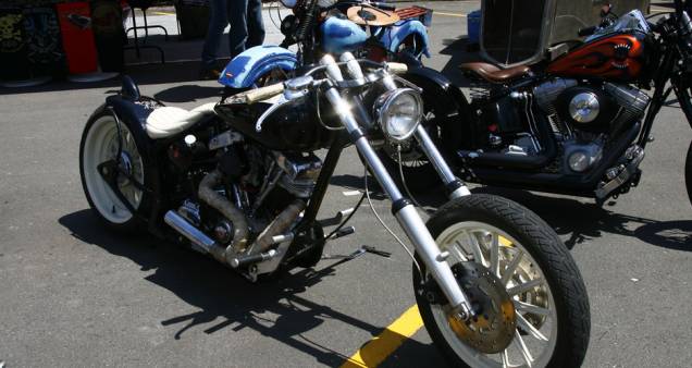 Chopper com motor Harley-Davidson escape dois em um bem curto, chassi softail e guidão de moto esportiva dos anos 50 | <a href="https://quatrorodas.abril.com.br/moto/noticias/two-wheels-brazil-reune-fabricantes-nacionais-americanos-motos-vintage-644346.shtm" rel="migration"></a>