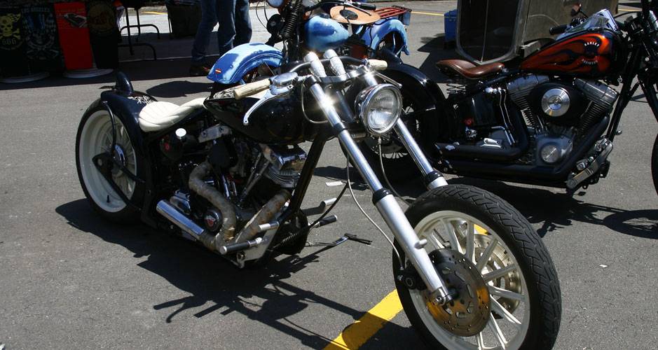 Chopper com motor Harley-Davidson escape dois em um bem curto, chassi softail e guid&atilde;o de moto esportiva dos anos 50 | <a href="https://quatrorodas.abril.com.br/moto/noticias/two-wheels-brazil-reune-fabricantes-nacionais-americanos-motos-vintage-644346.shtm" rel="migration"></a>