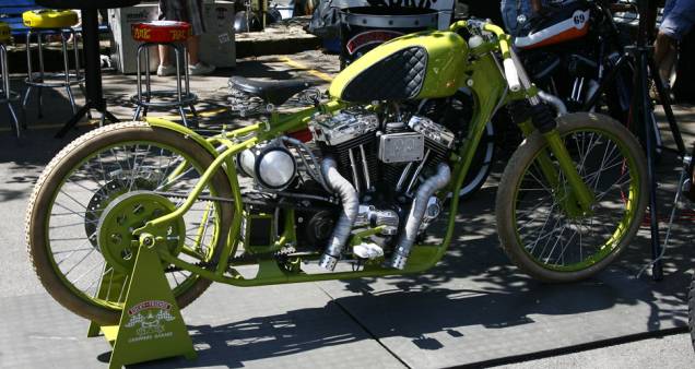 Adaptação ao estilo old school tenta reproduzir com quadro rabo duro e rodas, pneus e selin ao estilo bicicleta uma moto de corrida da década de 30 | <a href="https://quatrorodas.abril.com.br/moto/noticias/two-wheels-brazil-reune-fabricantes-nacionais-ameri" rel="migration"></a> Adaptação ao estilo old school tenta reproduzir com quadro rabo duro e rodas, pneus e selin ao estilo bicicleta uma moto de corrida da década de 30 | <a href="https://quatrorodas.abril.com.br/moto/noticias/two-wheels-brazil-reune-fabricantes-nacionais-ameri" rel="migration"></a>