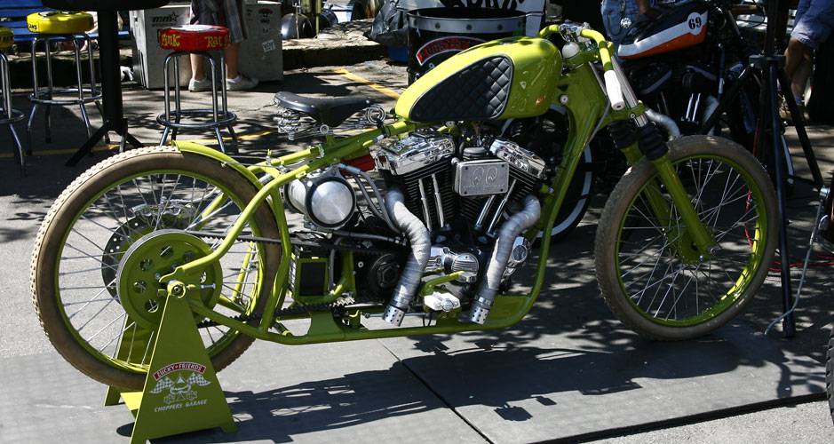 Adapta&ccedil;&atilde;o ao estilo old school tenta reproduzir com quadro rabo duro e rodas, pneus e selin ao estilo bicicleta uma moto de corrida da d&eacute;cada de 30 | <a href="https://quatrorodas.abril.com.br/moto/noticias/two-wheels-brazil-reune-fabricantes-nacionais-ameri" rel="migration"></a>