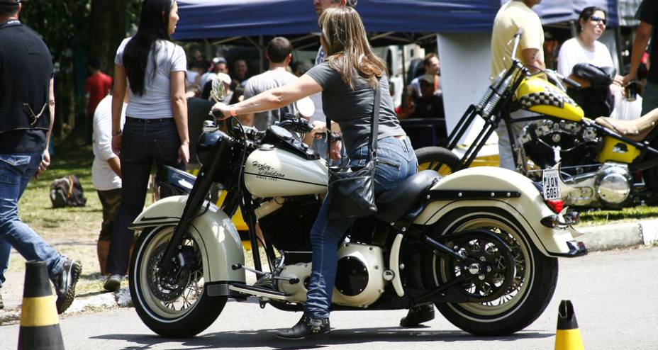 H-D Fat Boy com customização mais leve com pneus de faixa branca, pintura especial com frisos e assento monoposto rebaixado | <a href="https://quatrorodas.abril.com.br/moto/noticias/two-wheels-brazil-reune-fabricantes-nacionais-americanos-motos-vintage-6443" rel="migration"></a>