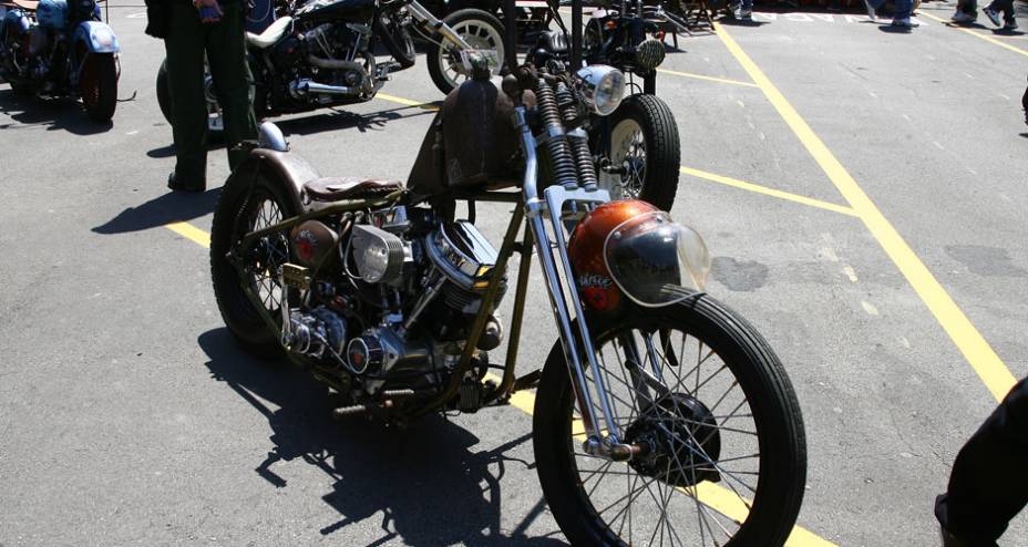 Chopper ao estilo Rat Bike (com aspecto enferrujado) com pedal de partida simulando um de bicicleta, selim fino, rabo duro e motor H-D flathead | <a href="https://quatrorodas.abril.com.br/moto/noticias/two-wheels-brazil-reune-fabricantes-nacionais-americano" rel="migration"></a>