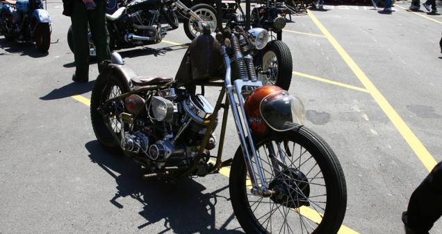Chopper ao estilo Rat Bike (com aspecto enferrujado) com pedal de partida simulando um de bicicleta, selim fino, rabo duro e motor H-D flathead | <a href="https://quatrorodas.abril.com.br/moto/noticias/two-wheels-brazil-reune-fabricantes-nacionais-americano" rel="migration"></a> Chopper ao estilo Rat Bike (com aspecto enferrujado) com pedal de partida simulando um de bicicleta, selim fino, rabo duro e motor H-D flathead | <a href="https://quatrorodas.abril.com.br/moto/noticias/two-wheels-brazil-reune-fabricantes-nacionais-americano" rel="migration"></a>